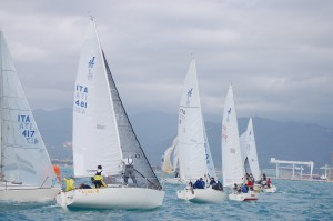 J24 in regata a Marina di Cararra